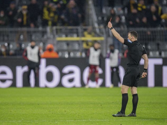  曼城德比战平，哈兰德失点引争议  