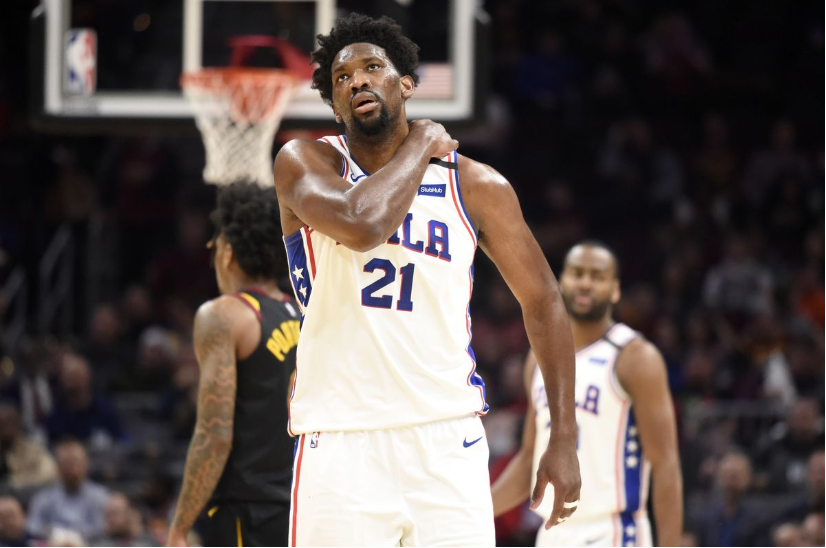  恩比德伤退76人内线告急  